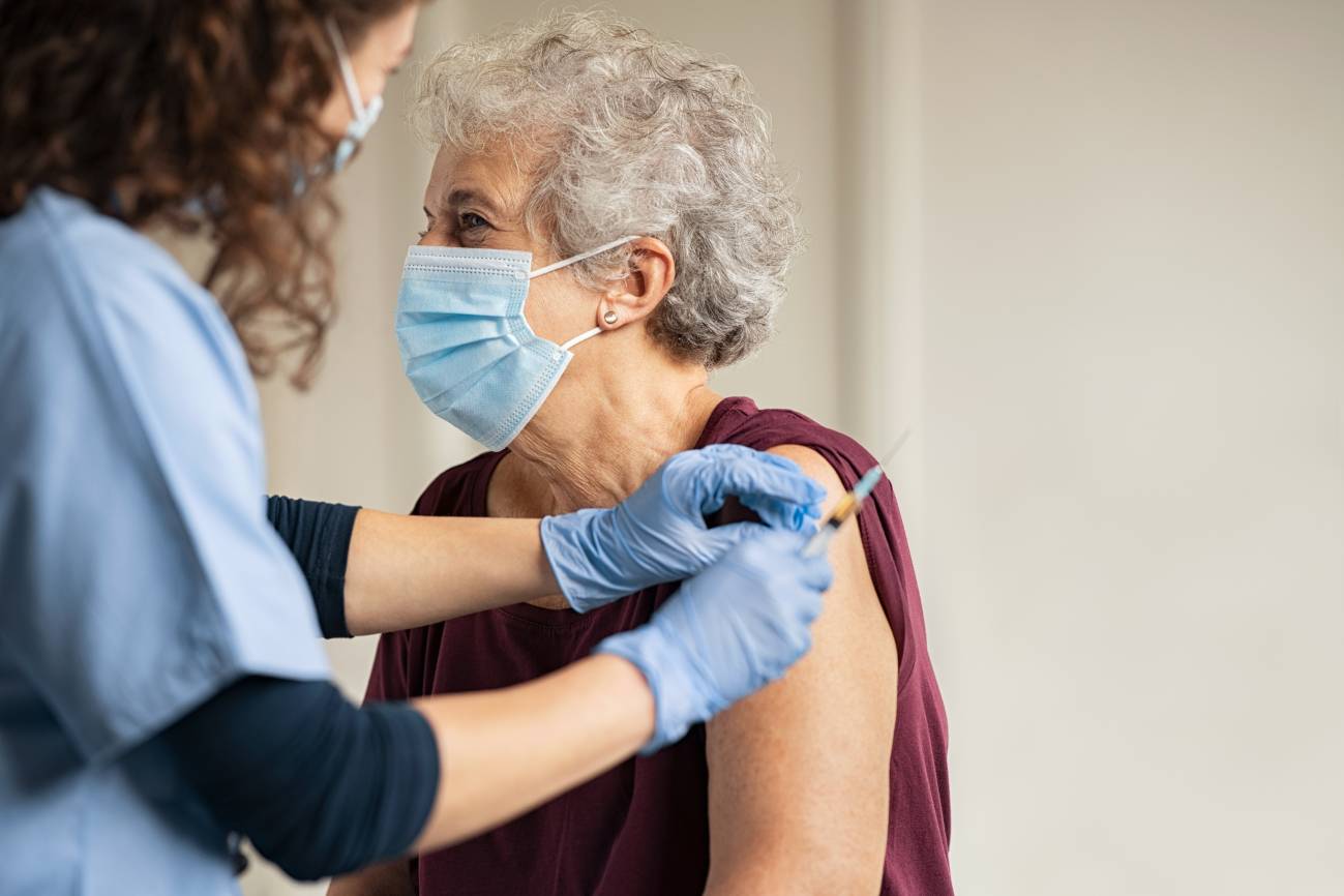 Mujer mayor siendo vacunada / Foto: SINC