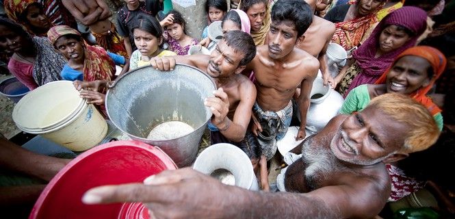 Militares suministran agua a los habitantes de Daca, la capital de Bangladesh, en 2010 / Foto: ONU