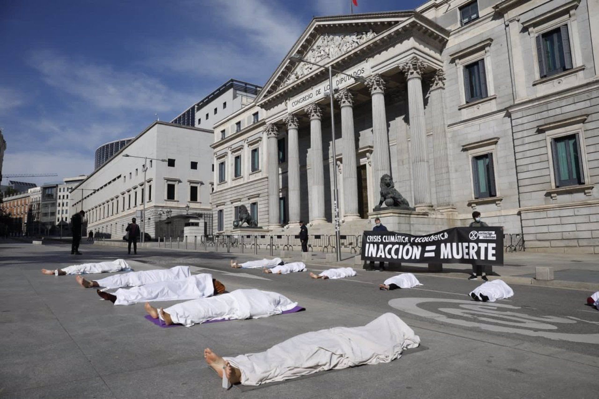 Activistas de Extinction Rebellion representan con 'cadáveres' frente al Congreso las muertes por la crisis climática / Foto: EP