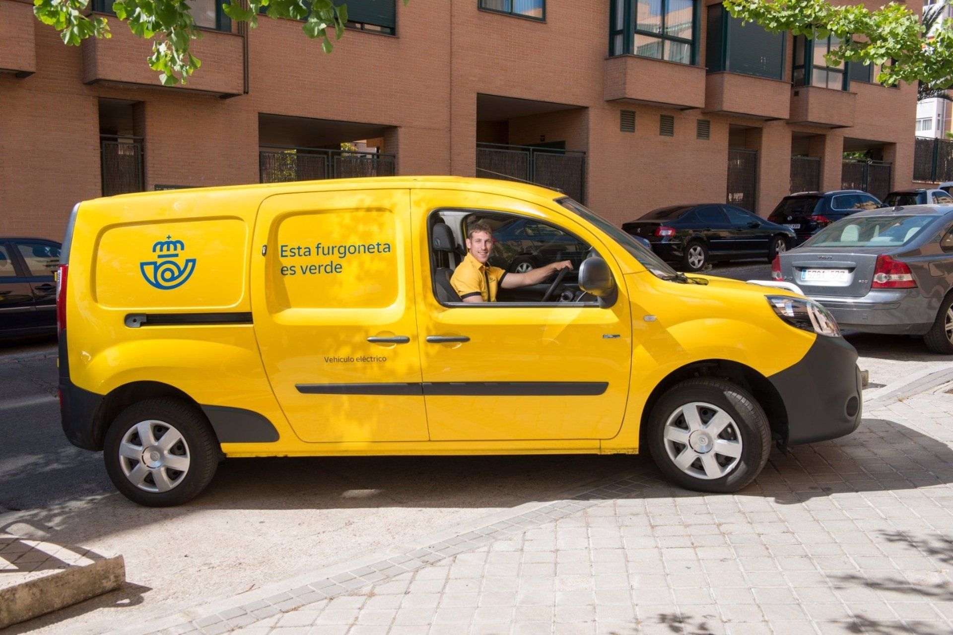 Flota eléctrica de Correos. Correos utiliza vehículos sostenibles para minimizar su impacto en el entorno / Foto: EP