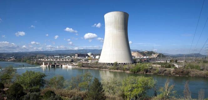 La central de Ascó (Tarragona) fue multada con 15 millones por emitir radioactividad al exterior  / Foto: Josep Cano