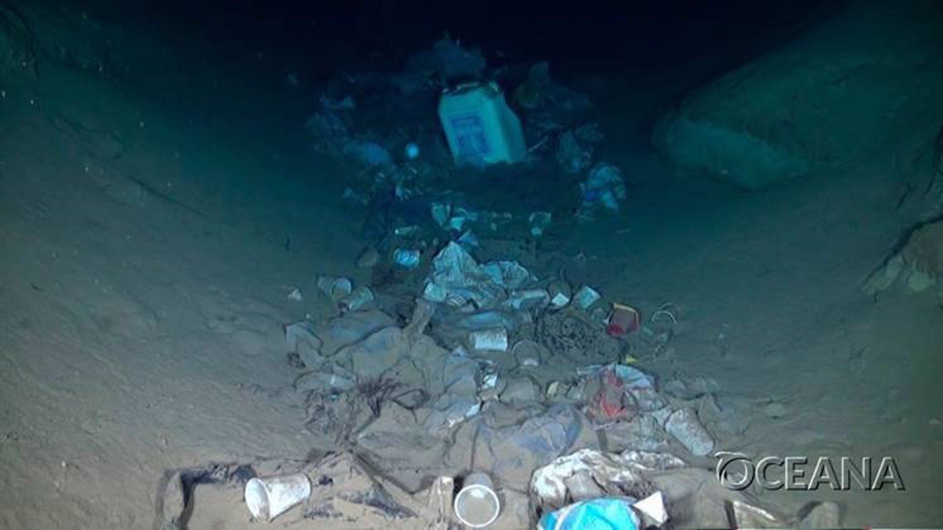 Acumulación de plásticos en el fondo del mar que han quedado abandonados / Foto: EP