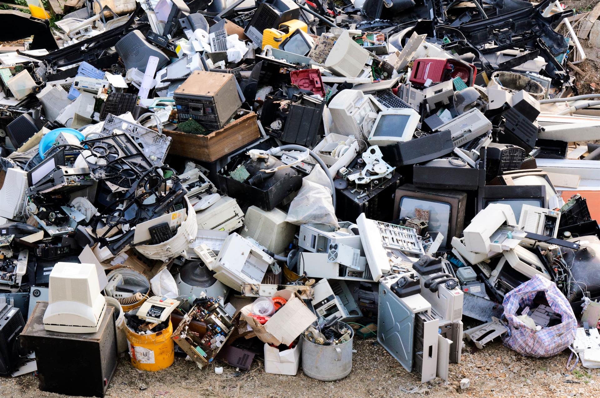 Cientos de electrodomésticos y dispositivos amontonados en forma de basura electrónica / Foto: EP