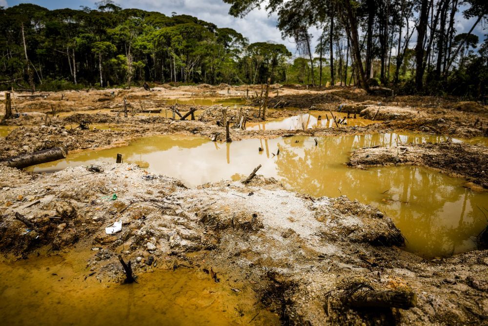 Miles de antiguos pozos mineros altamente contaminados por mercurio se llenan de agua de lluvia / Foto: EP