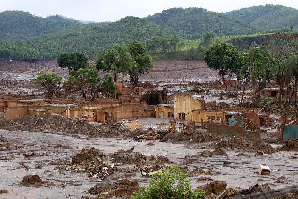 El pueblo de Bento Rodrigues resultó sepultado por lodos tóxicos, mucho de ellos residuos de la fabricación de smartphones / Foto: The Conversation