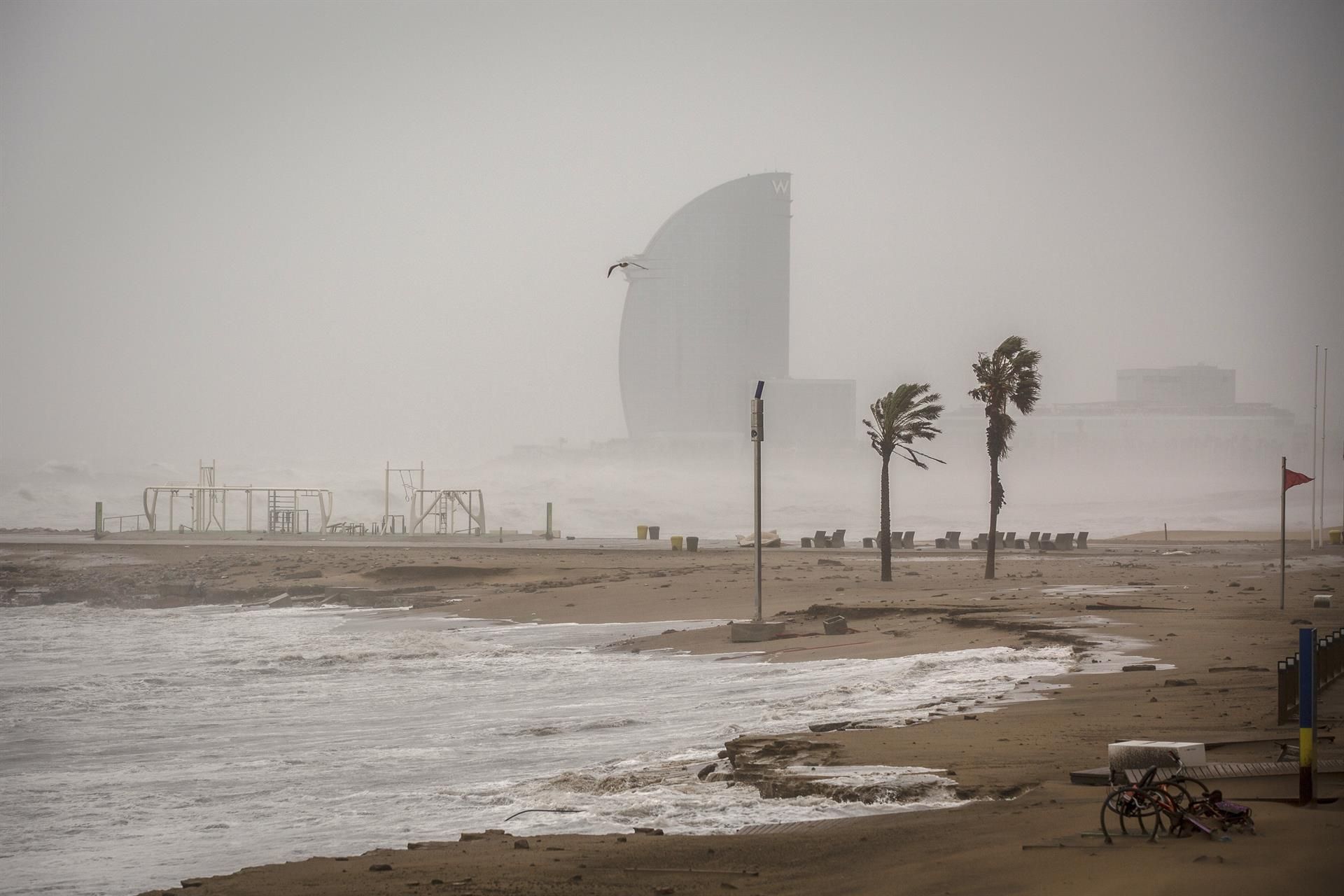 Imagen de una playa de Barcelona durante el paso de la borrasca 'Gloria' que ha dejado fuertes rachas de viento y lluvia, a 21 de enero de 2020 / Foto: EP
