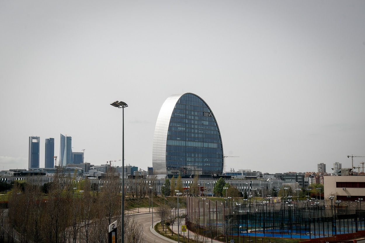 Edificio del BBVA, sede corporativa del banco en el norte de Madrid. Una de las empresas que hacen "trampa" contra el cambio climático / Foto: EP