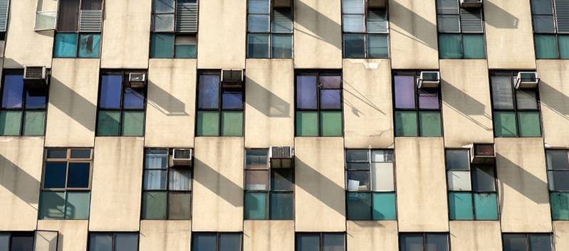 Ventanas con aparatos de aire acondicionado en un edificio abandonado de Caracas, Venezuela. / Foto: Fenykepez