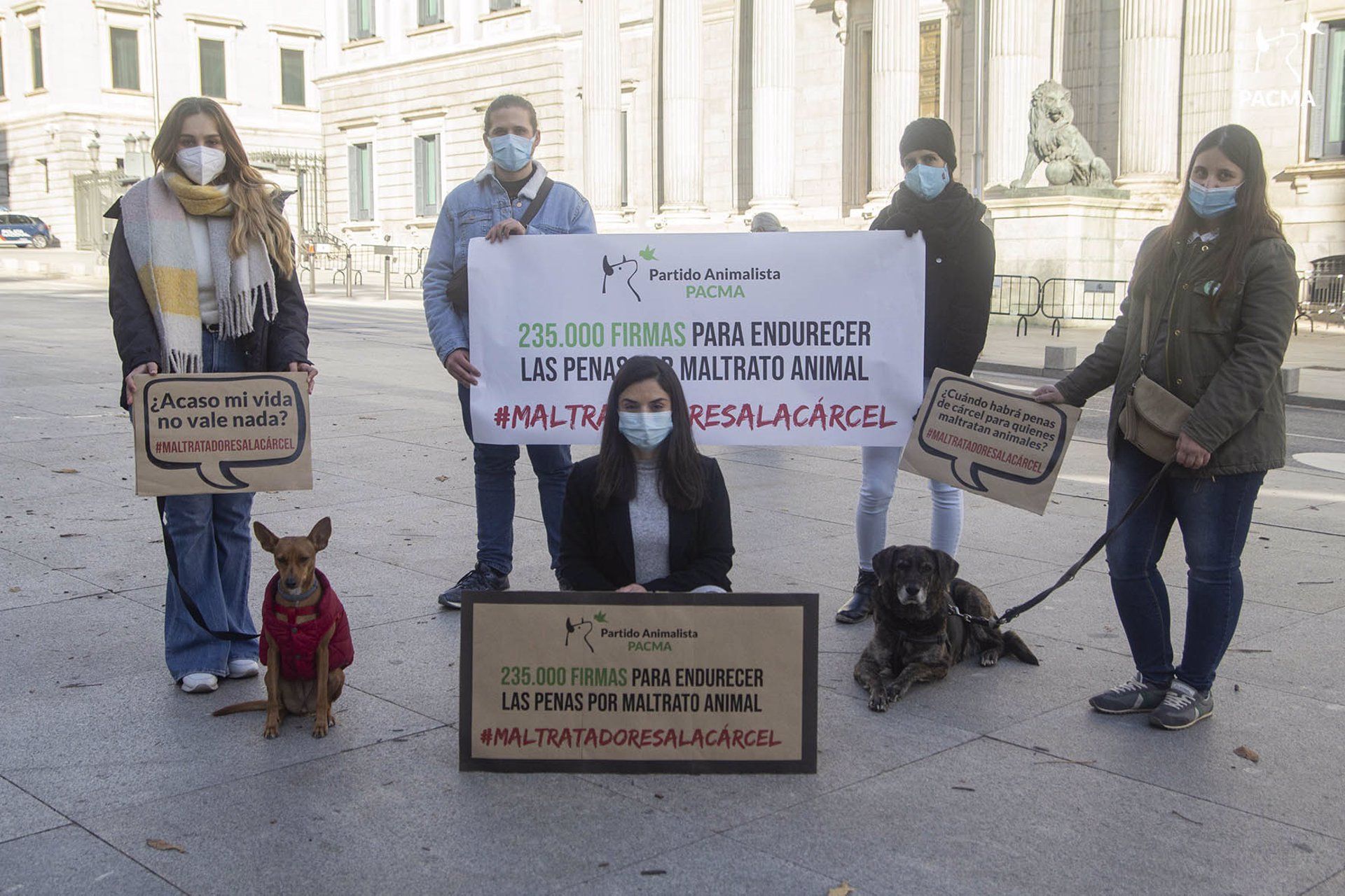 Una representación de PACMA ante el Congreso que pide endurecer del Código Penal ante el maltrato animal / Foto: EP