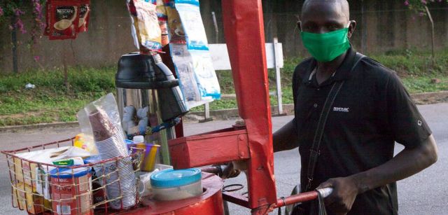 Un vendedor informal de Costa de Marfil utiliza mascarilla para protegerse del coronavirus / SINC