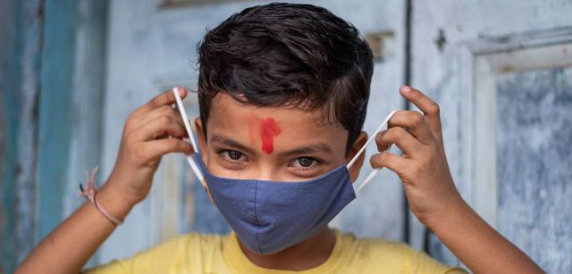 Un niño de 11 años en India muestra cómo ponerse correctamente una máscara para protegerse del COVID-19 / SINC Un niño de 11 años en India muestra cómo ponerse correctamente una máscara para protegerse del COVID-19 / SINC
