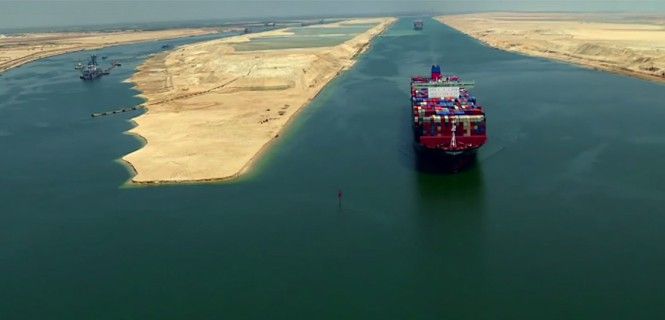 Naves portacontenedores cruzando el nuevo canal que pueden ser un medio de transporte para las especies invasoras / Foto: New Canal Suez