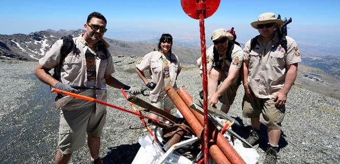 El equipo, en plena tarea de retirada de residuos a casi 3.000 metros de altitud / Foto: Batallón Basurista