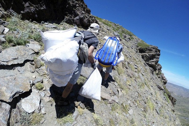 El grupo debe llevar a cuestas la basura recogida en parajes de difícil acceso / Foto: Batallón Basurista