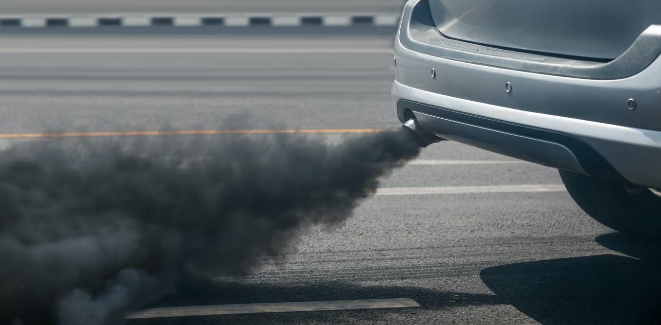 Tubo de escape de uno de los muchos coches contaminantes / Foto: The Conversation