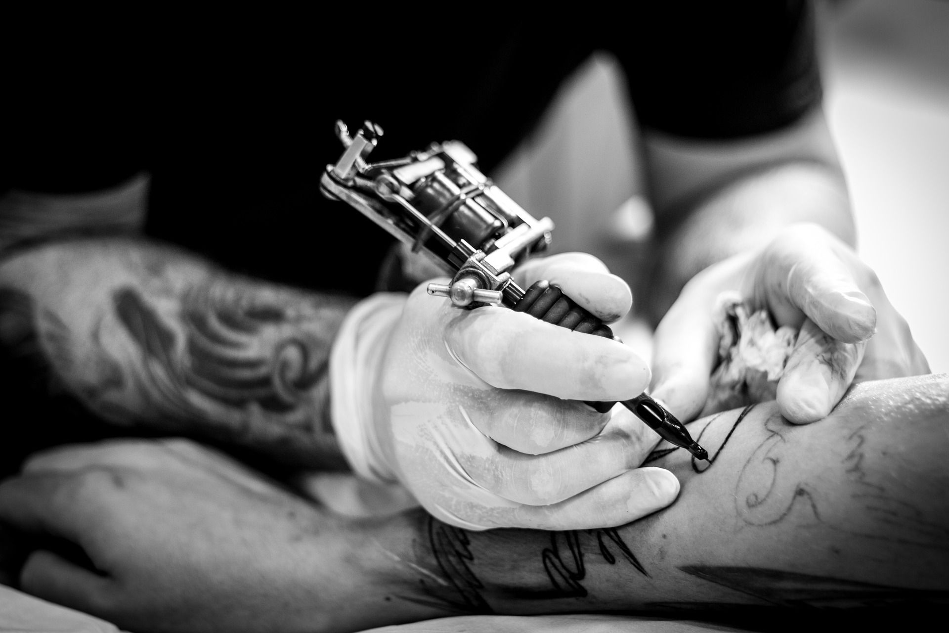 Aplicación de tatuajes que puede utilizar ciertas sustancias químicas potencialmente peligrosas en la composición de tinta / Foto:  I Love Tattoos - Pixabay