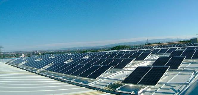 Instalación de una cubierta fotovoltaica de la cooperativa Som Energia en una nave industrial en Lleida / Foto: Som Energia