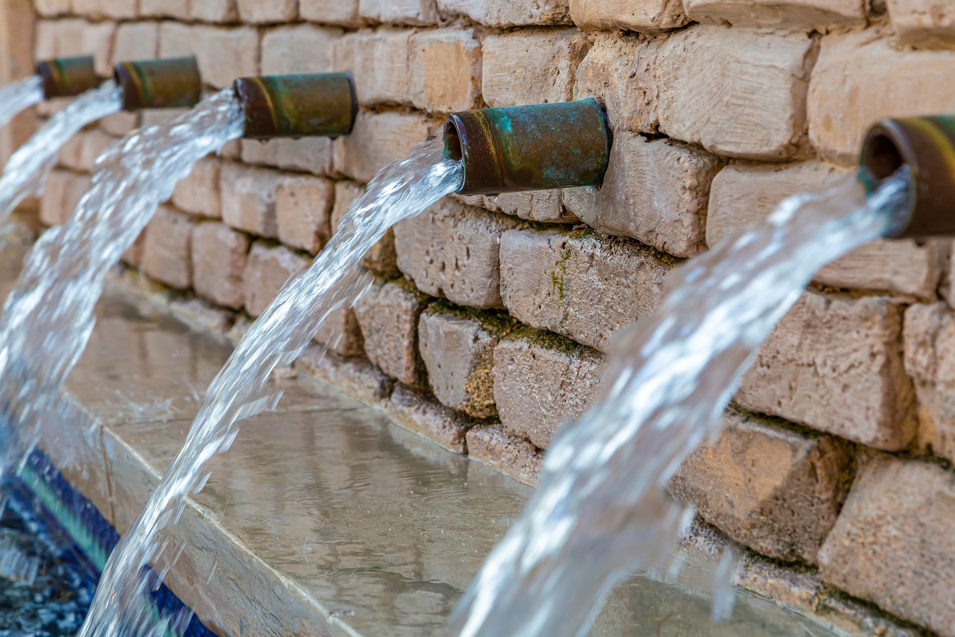 Surtidores de agua potable / Foto: Analogicus - Pixabay