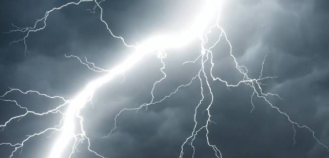 Un relámpago en una tormenta eléctrica. / Foto: Molnár Ákos