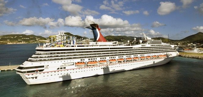 El barco Carnival Sunshine llegando a la isla de San Martín en el mar Caribe. Los cruceros dejan a u paso una estela de residuos / Foto: Ivan Cholakov