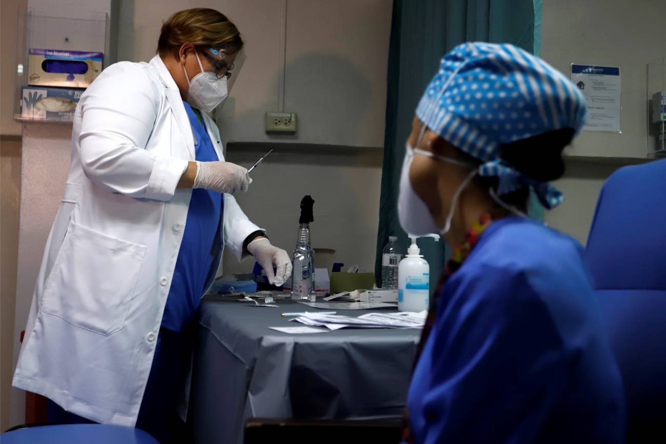 Preparación de una dosis de la vacuna contra la covid-19 / Foto: SINC