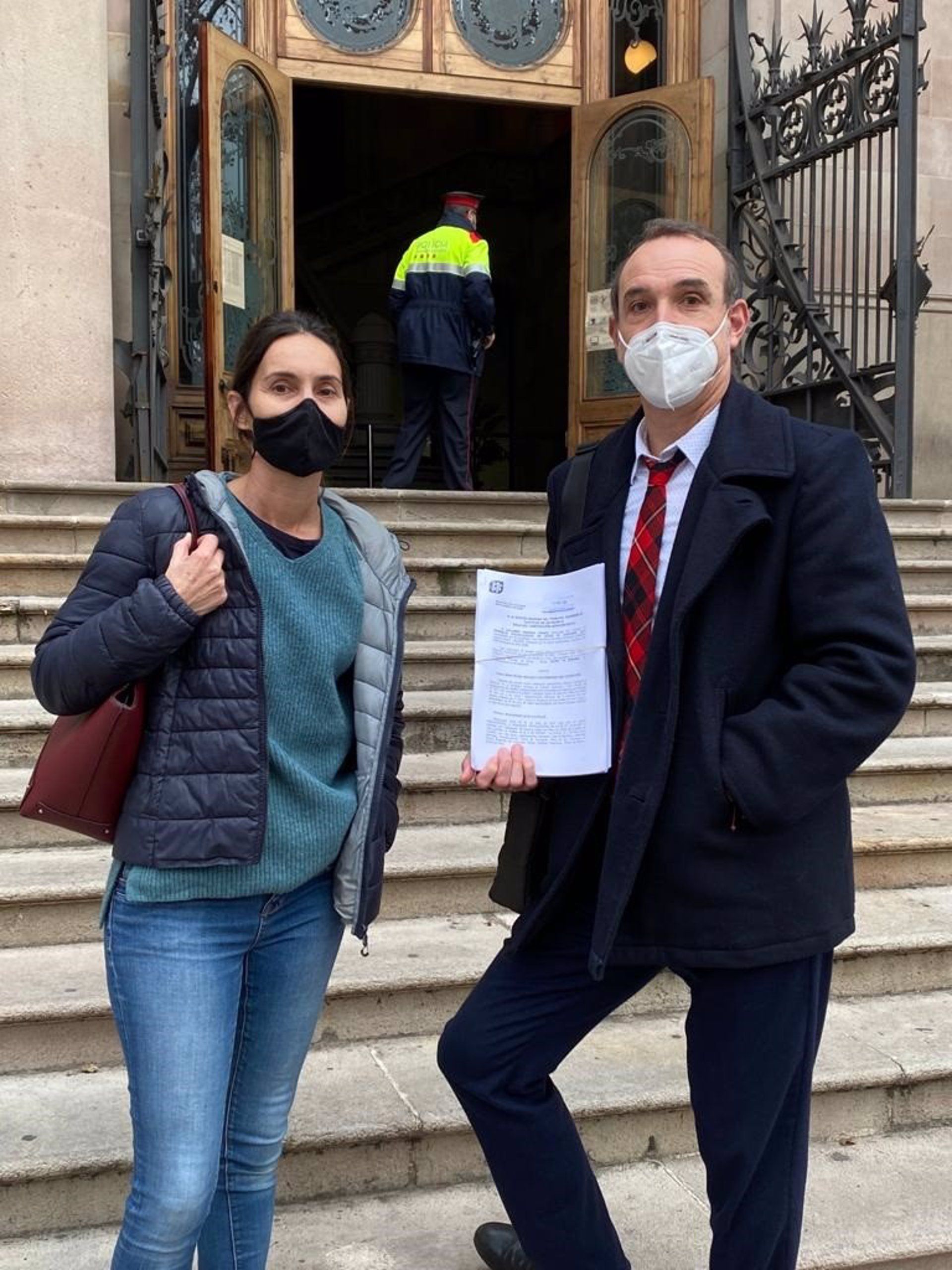 La responsable del Área de contaminación atmosférica de Ecologistes en Acció de Catalunya y el responsable jurídico, ante el TSJC / Foto: EP