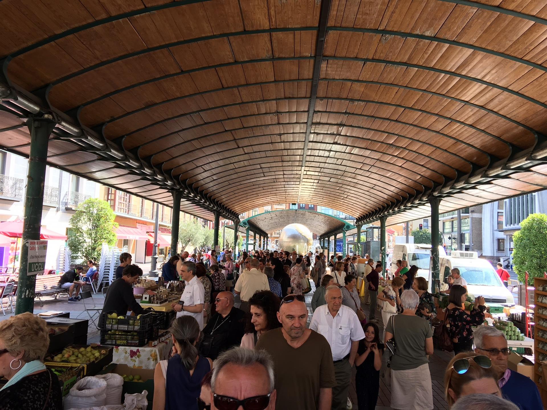 Una imagen del mercado ecológico de Plaza España en Valladolid, una de las iniciativas rurales sostenibles / Foto: EP