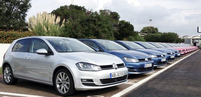 Modelos del Volkswagen Golf7 estacionados en el aeropuerto de Olbia, en Cerdeña (Italia) / Foto: Supergenijalac