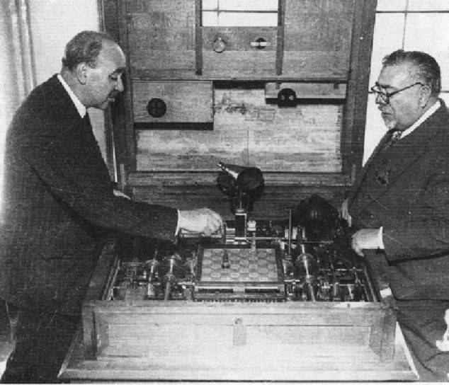 Wiener con Torres Quevedo, creador del primer autómata capaz de jugar ajedrez de la historia / SINC