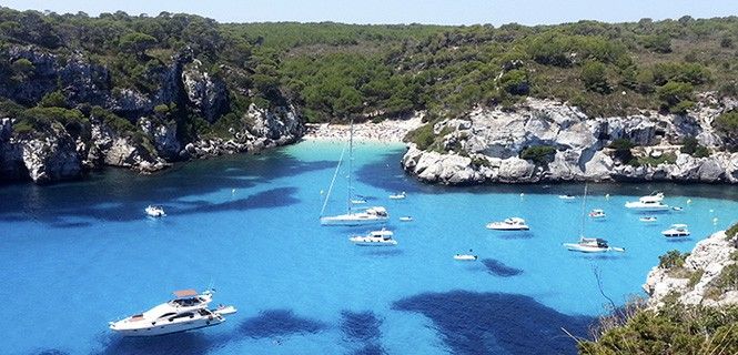 Cala Macarelleta, situada en Menorca, en plena temporada alta / Foto: C.F.