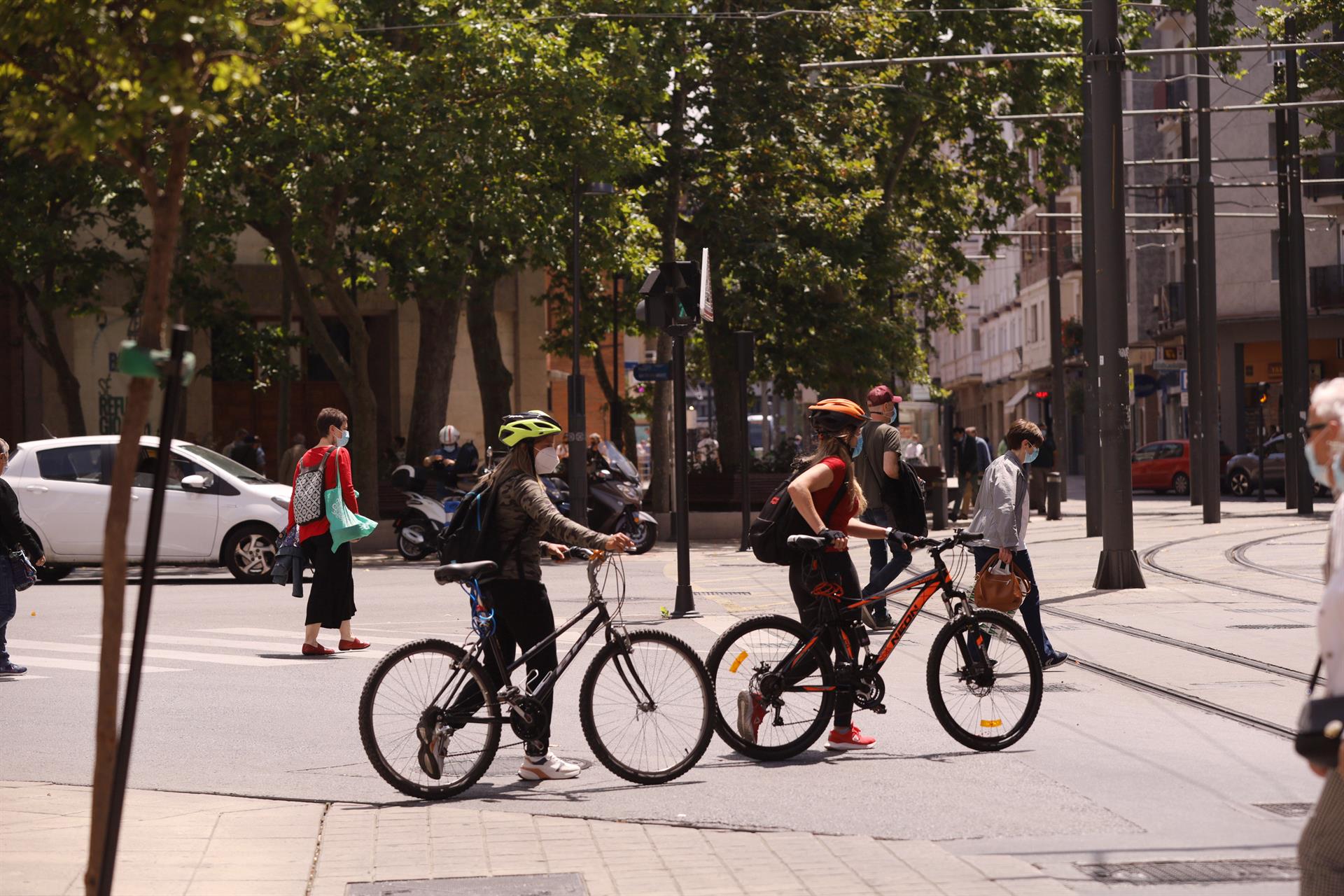 Jóvenes con mascarilla pasean con bicicleta por una céntrica calle de Vitoria-Gasteiz / Foto: EP