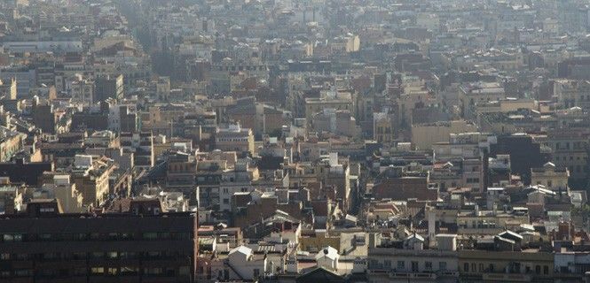 Una densa capa de polución cubre el distrito de l'Eixample, en Barcelona. La tecnología brinda una solución: edificios que descontaminan  / Foto: Alicia García