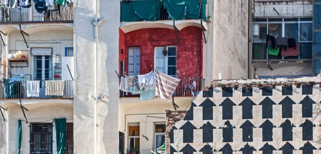 Balcones en el barrio del Raval, Barcelona / The Conversation