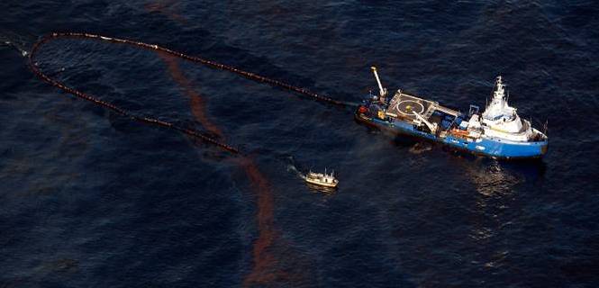 Un barco recoge el petróleo vertido por la plataforma Deepwater Horizon cerca de Nueva Orleans, Louisiana, en el Golfo de México el 28 de abril de 2011. Reivindicar  los derechos del planeta / Foto: Chris Graythen