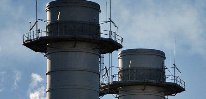 Chimeneas de una central eléctrica en las proximidades de Barcelona / Foto: Josep Cano