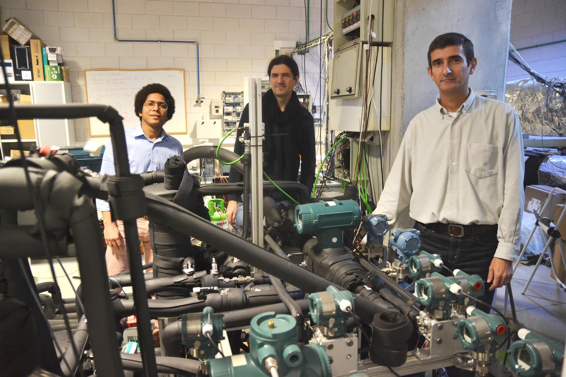 Equipo de investigadores de la UPCT que ha desarrollado la bomba de calor que utiliza CO2 como refrigerante / Foto: EP