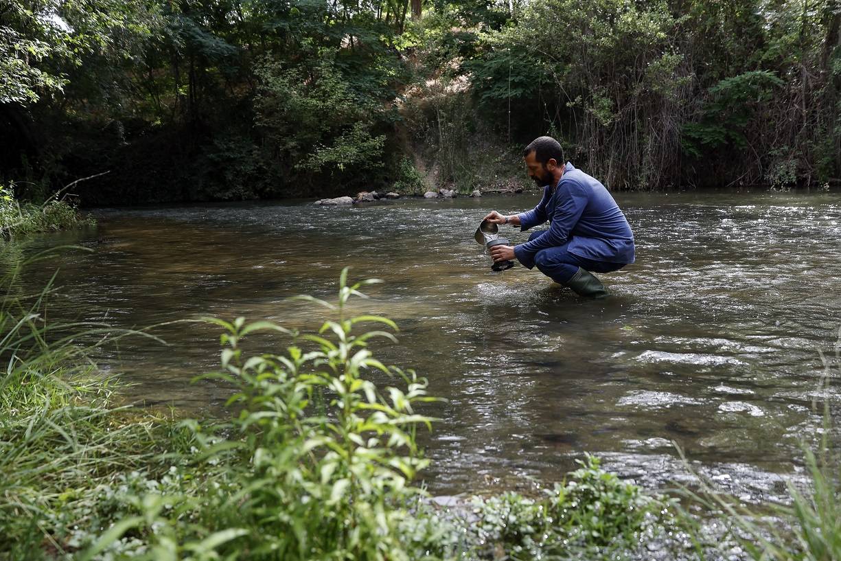 Toma de muestras para el análisis de microplásticos en los ríos / Foto: SINC