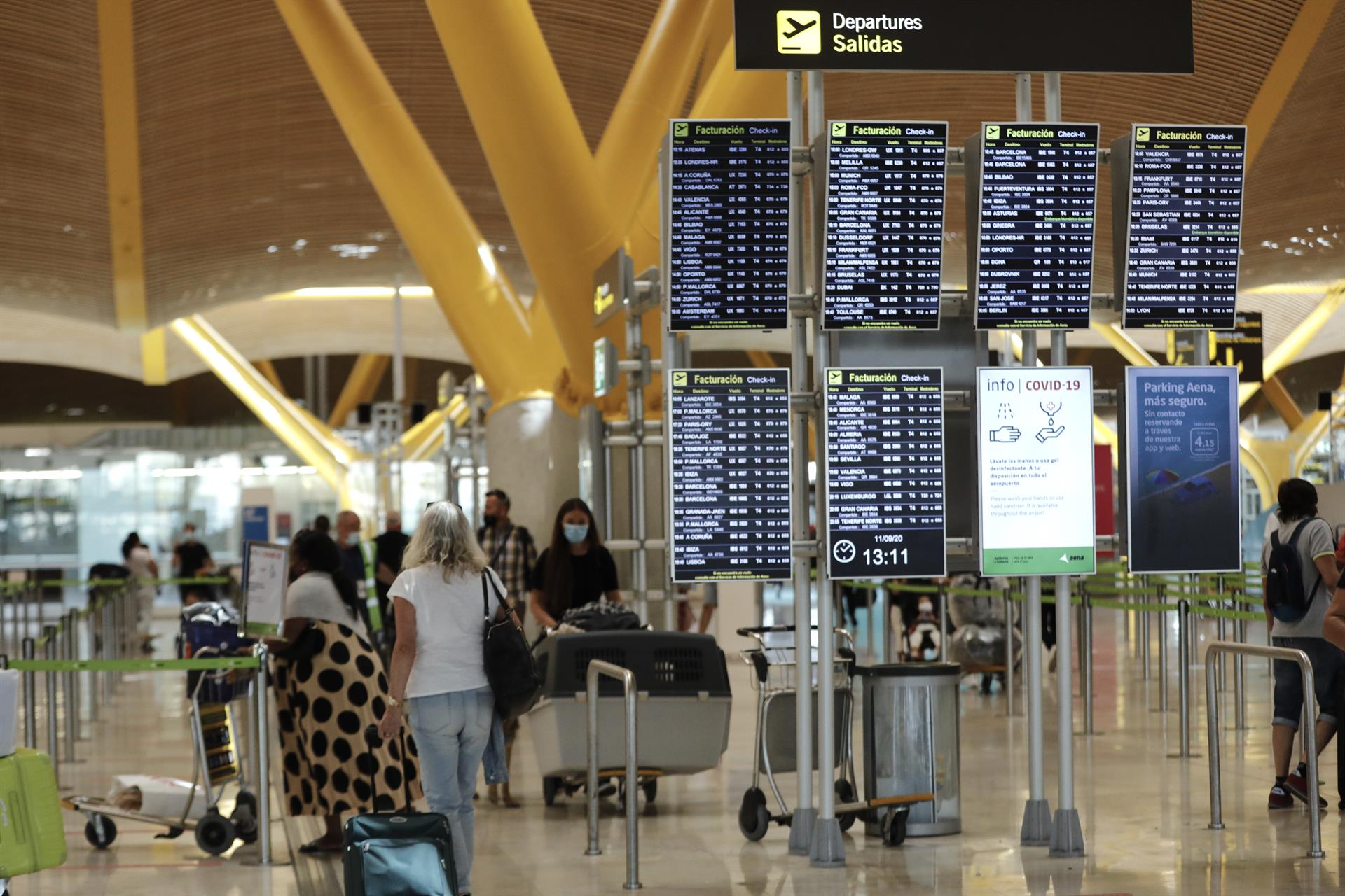 Varias personas transitan en la Terminal T4 del aeropuerto Adolfo Suárez Madrid-Barajas. Cambio climático / Foto: EP