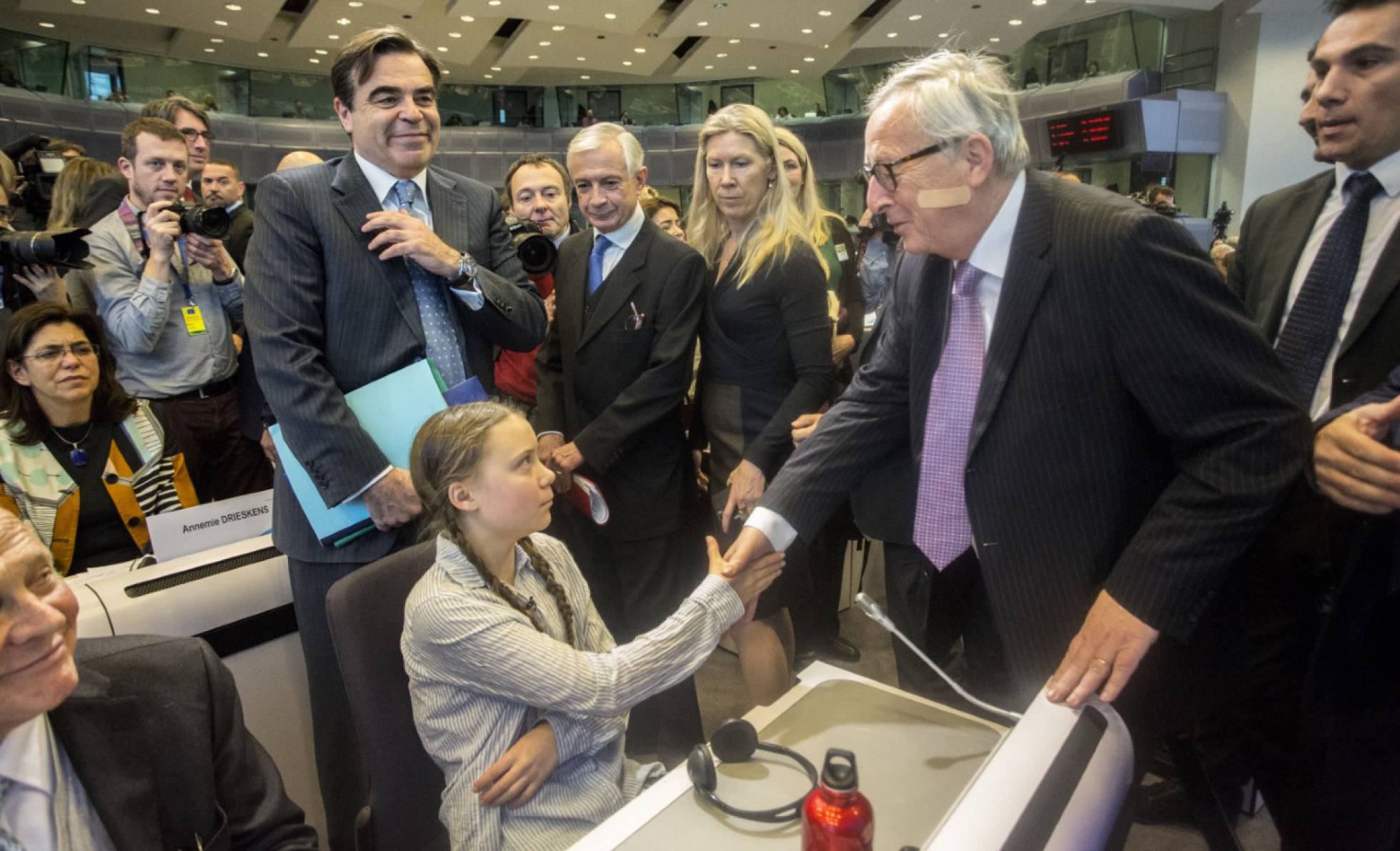 Greta Thunberg saluda al presidente de la Comisión Europea, Jean-Claude Juncker / Foto: EP