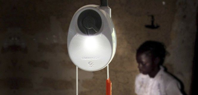 La GravityLight dota de luz a viviendas de poblaciones sin recursos ni acceso a la red eléctrica / Foto: GravityLight