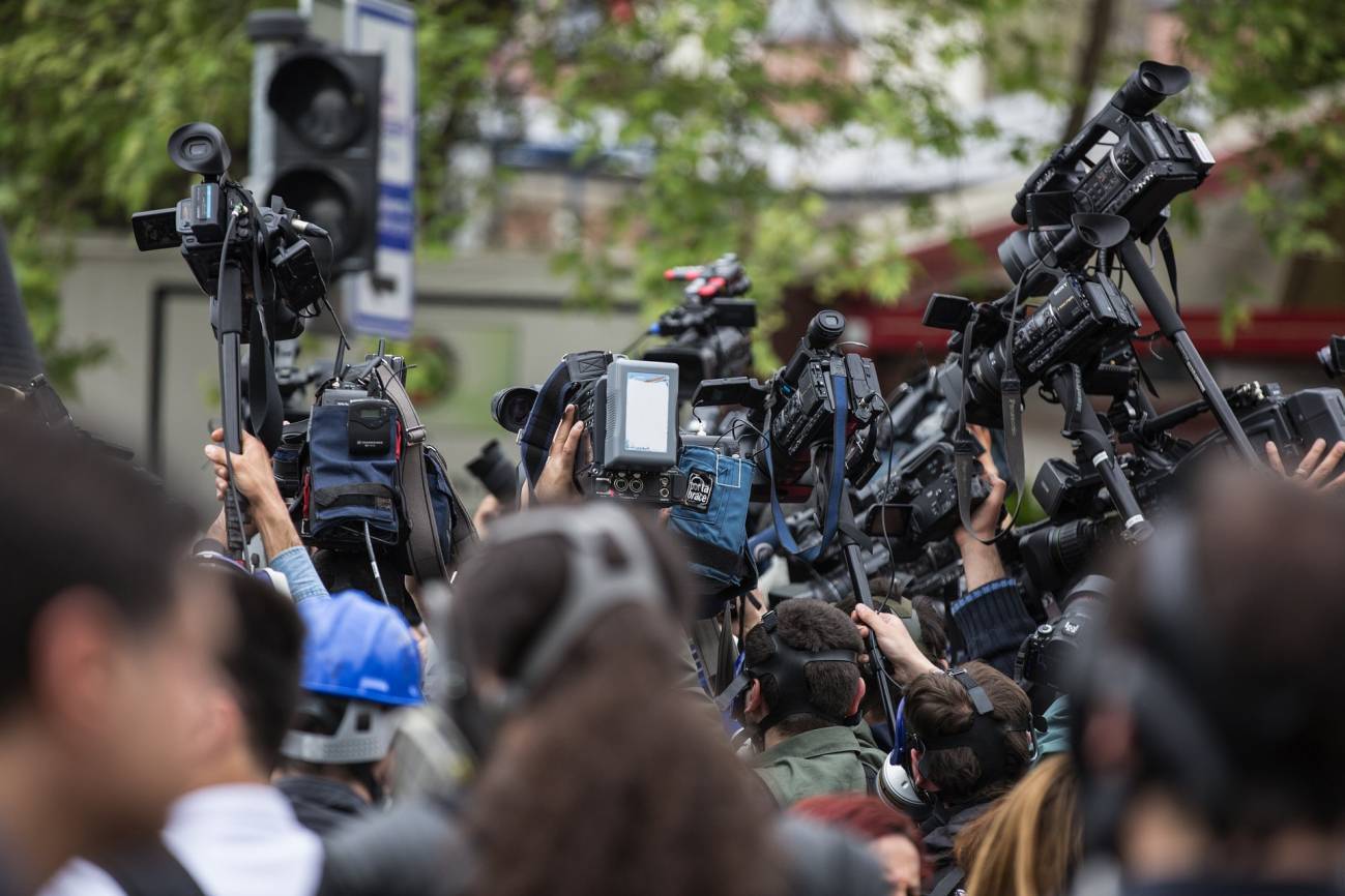 Aglomeración de periodistas y operadores de medios de comunicación / Foto: SINC
