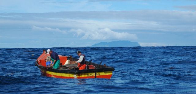 Pescadores locales en busca de la langosta de roca de Tristan / Foto: Sue Scott 