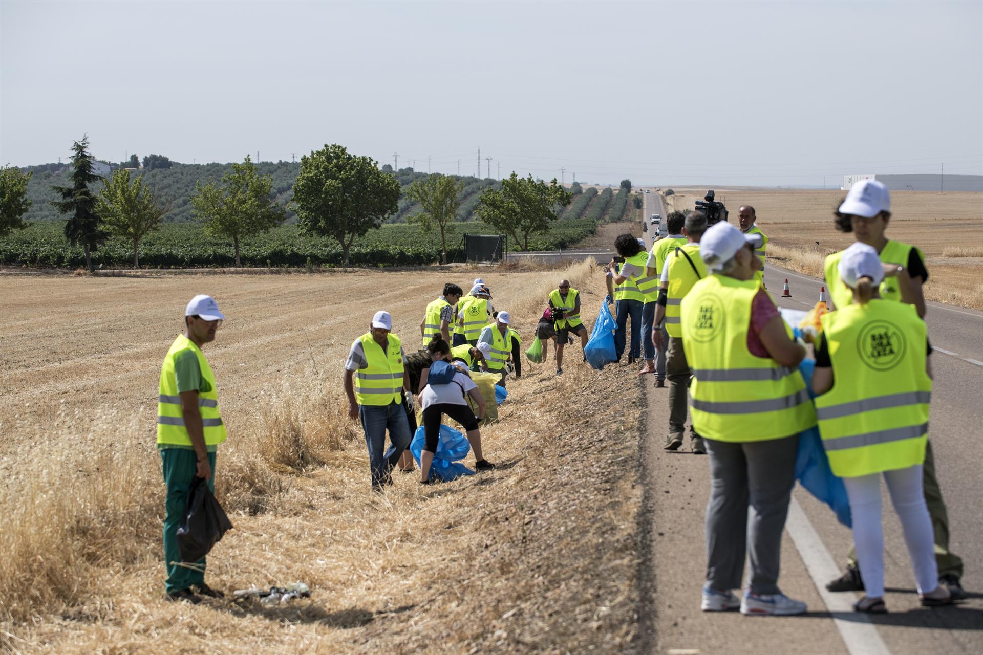 Voluntarios del Proyecto LIBERA recogen 'basuraleza' de las cunetas de las carreteras en Extremadura / Foto: EP