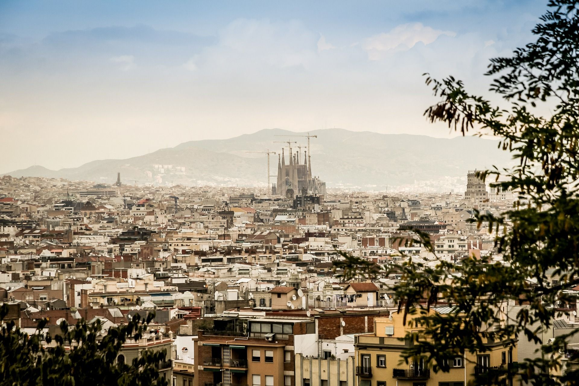 Vistas de la contaminación del aire sobre la ciudad de Barcelona / Foto: Michal Jarmoluk - Pixabay 