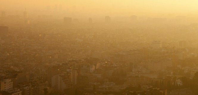 Una densa capa de contaminación cubre la ciudad de Barcelona / Foto: Jordi Delgado