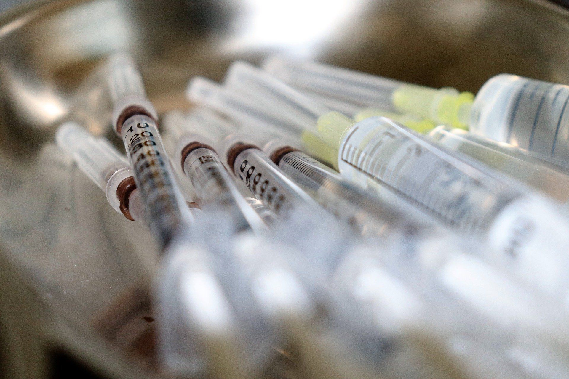 Diferentes inyecciones para vacunas / Foto: Vesna Harni - Pixabay 