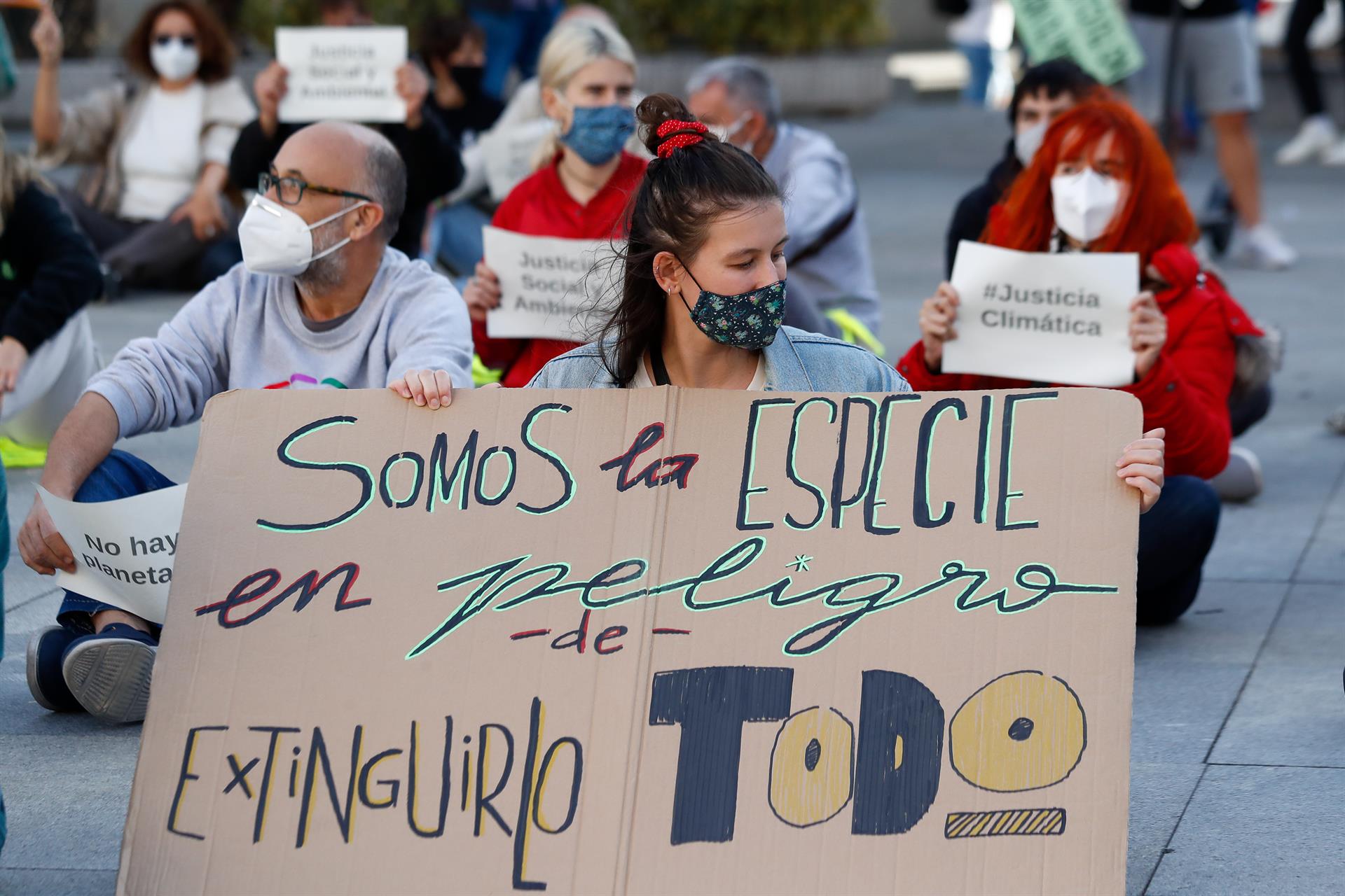 Un cartel de una manifestante que dice: "Somos la especie en peligro de extinguirlo todo". Las ONG avisan un probable futuro judicial para los Gobiernos / Foto: EP