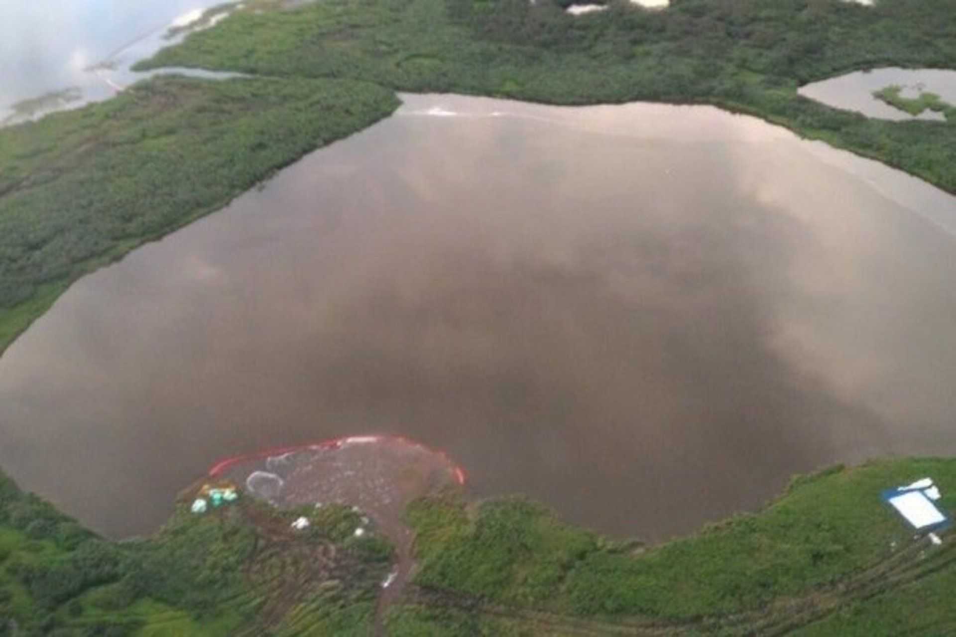 Vertido en un lago de la región de Krasnoyarsk, a orillas del Ártico ruso / Foto: EP