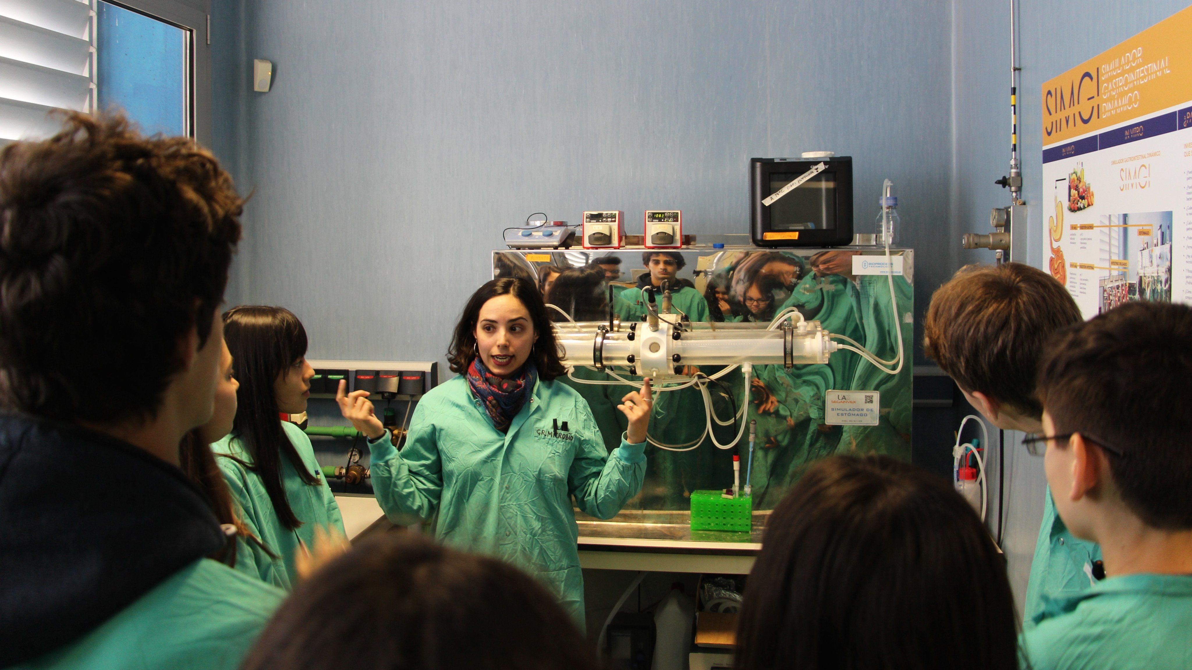 Científica del CSIC impartiendo el taller de divulgación. Día Internacional de la Mujer y la Niña en la Ciencia / Foto: EP
