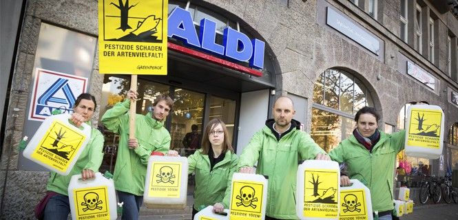 Voluntarios de Greenpeace protestan frente a una tienda Aldi en Berlín / Foto: Gordon Welters - Greenpeace